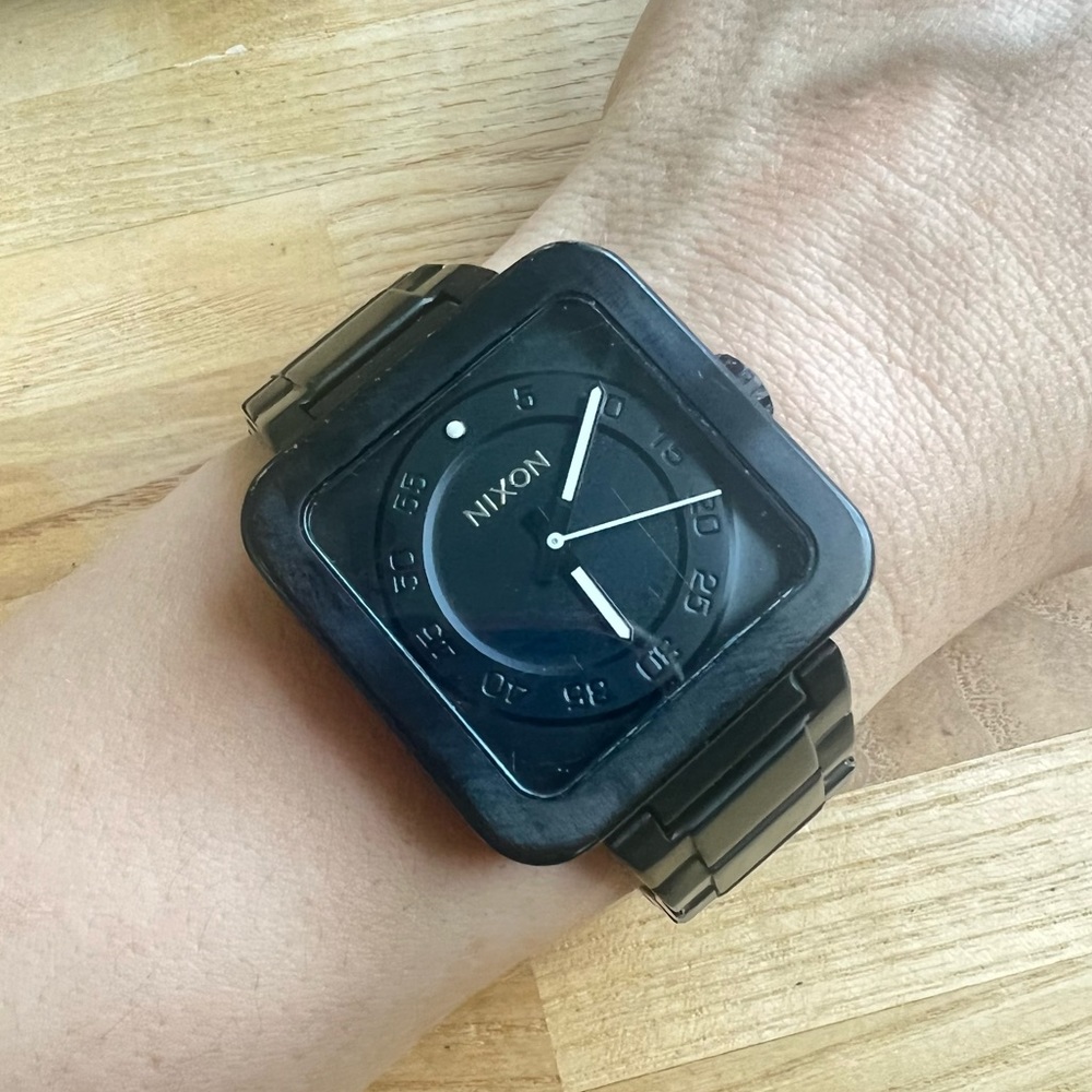 Nixon Throw Down the Riot minimalist square black dial dress Watch NEW BATTERY